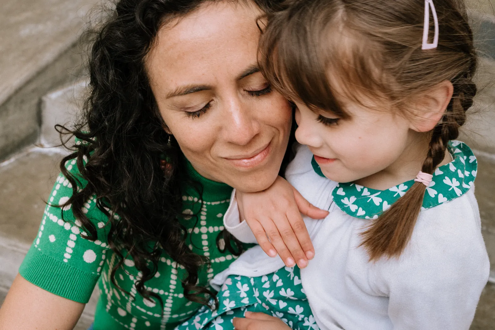 Une maman ferme les yeux, joue contre joue avec sa fille