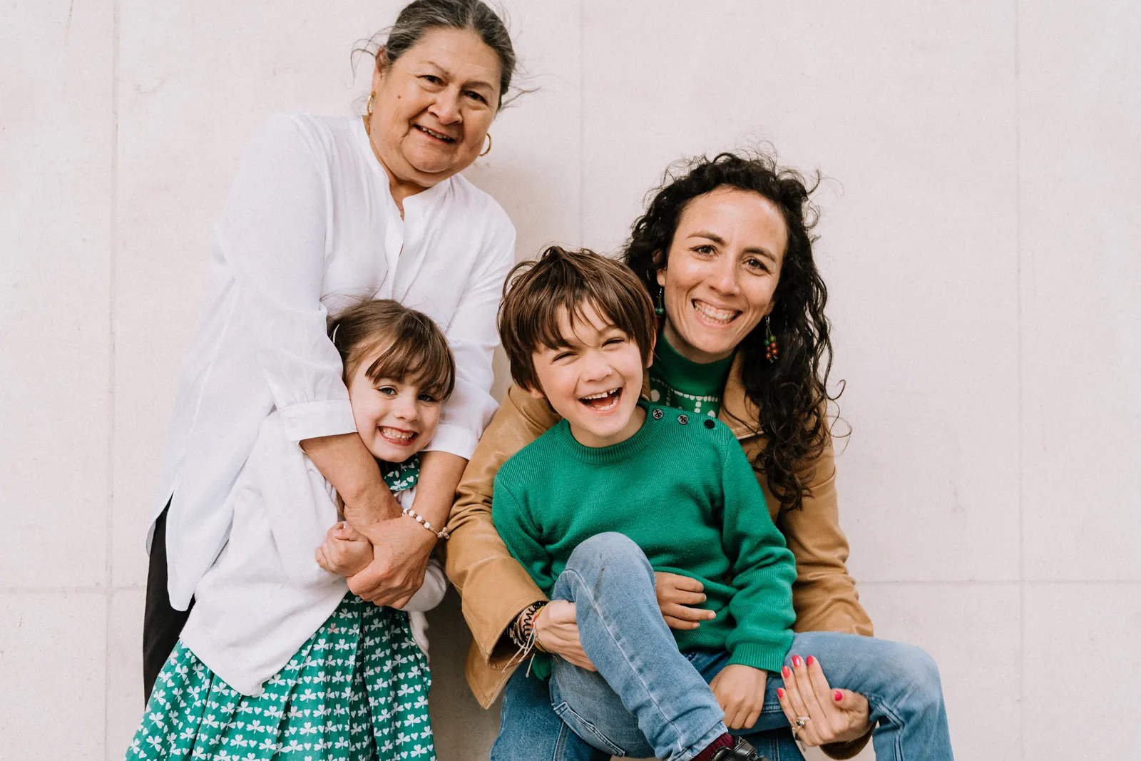 Mamie et maman portent chacune un enfant, et tout le monde éclate de rire